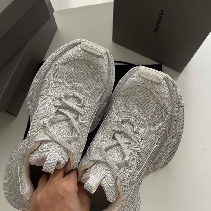 Sneakers bianche moderne con scatole eleganti, stile sportivo e design minimalista.