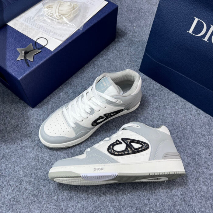 Sneakers Dior bianche di lusso con packaging elegante e dettagli moderni per look esclusivi.