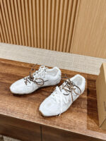 Sneakers bianche moderne su superficie in legno con sfondo minimalista e stile urbano elegante.