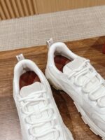 Sneakers bianche moderne, comode e versatili, perfette per stile urbano e daily comfort.