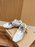 Scarpe Sneaker bianche con lacci marroni su scatola New Balance, stile casual e moderno.