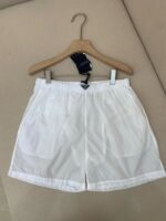 Shorts bianchi estivi con elastico, leggeri e versatili, perfetti per giornate calde e relaxed.