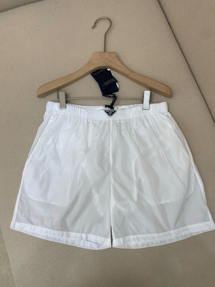 Shorts bianchi estivi con elastico, leggeri e versatili, perfetti per giornate calde e relaxed.