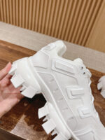 Sneaker bianca moderna e chunky per sport e uso quotidiano, comfort e stile trendy.