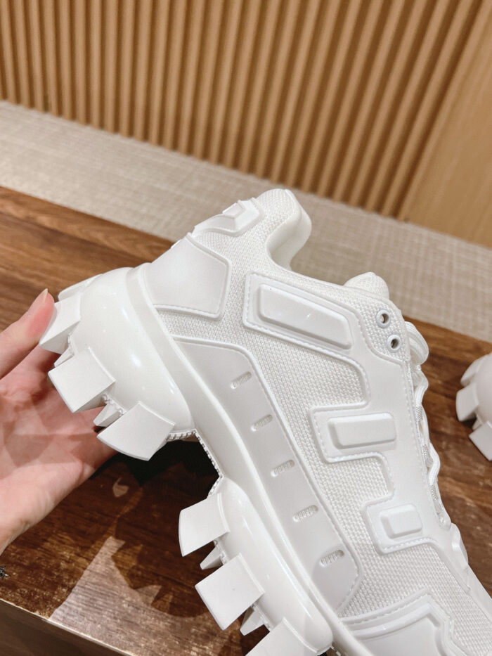 Sneaker bianca moderna e chunky per sport e uso quotidiano, comfort e stile trendy.