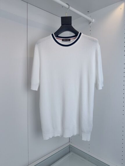 Maglione bianco a manica corta con colletto a righe navy e rosso, stile casual ed elegante.