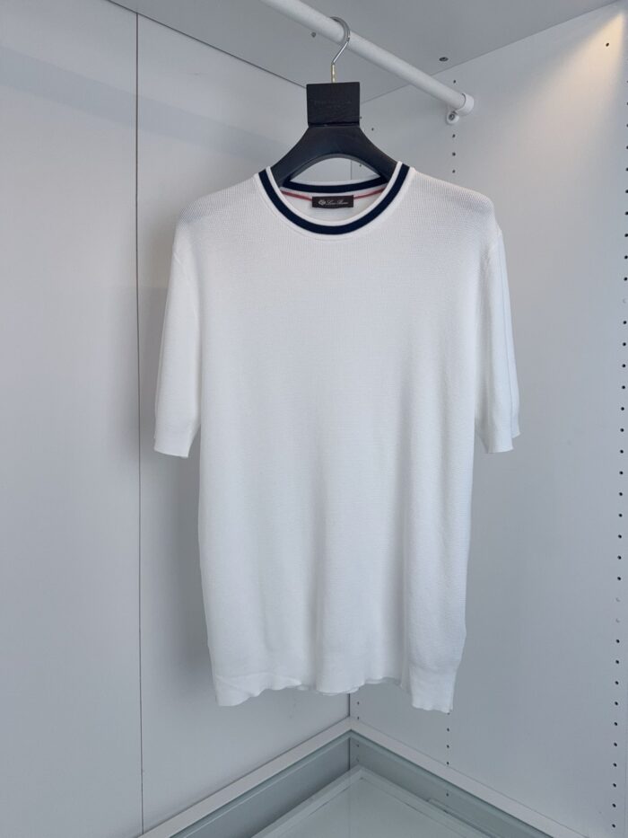 Maglione bianco a manica corta con colletto a righe navy e rosso, stile casual ed elegante.