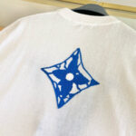 Maglione bianco con logo blu floreale moderno e dettagli grafici eleganti sul retro.