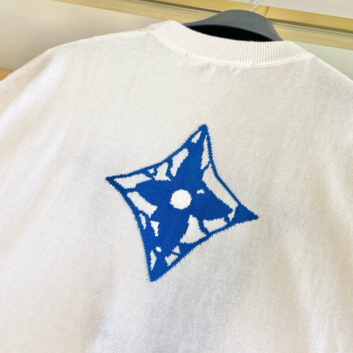 Maglione bianco con logo blu floreale moderno e dettagli grafici eleganti sul retro.