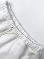Pantaloni felpati bianchi con vita elastica e cordino regolabile per massimo comfort.