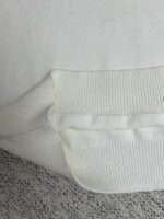 Maglione bianco con polsino a costine, morbido e casual, perfetto per un look comodo.