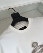 T-shirt bianca elegante con logo Roma 1926, stile moderno e casual, ideale per ogni occasione.