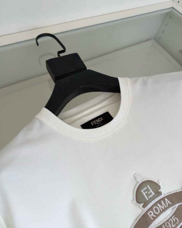 T-shirt bianca elegante con logo Roma 1926, stile moderno e casual, ideale per ogni occasione.