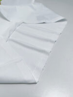 Tessuto bianco impeccabile con cuciture precise, ideale per abiti eleganti e professionali.