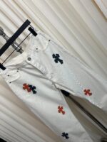 Pantaloni bianchi con ricami colorati e stile streetwear, versatili e alla moda.
