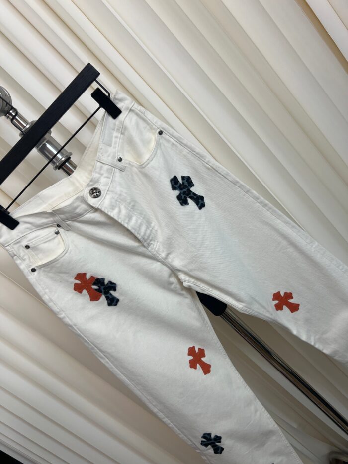 Pantaloni bianchi con ricami colorati e stile streetwear, versatili e alla moda.