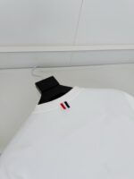 T-shirt bianca elegante con logo tricolore, stile minimalista e design versatile.