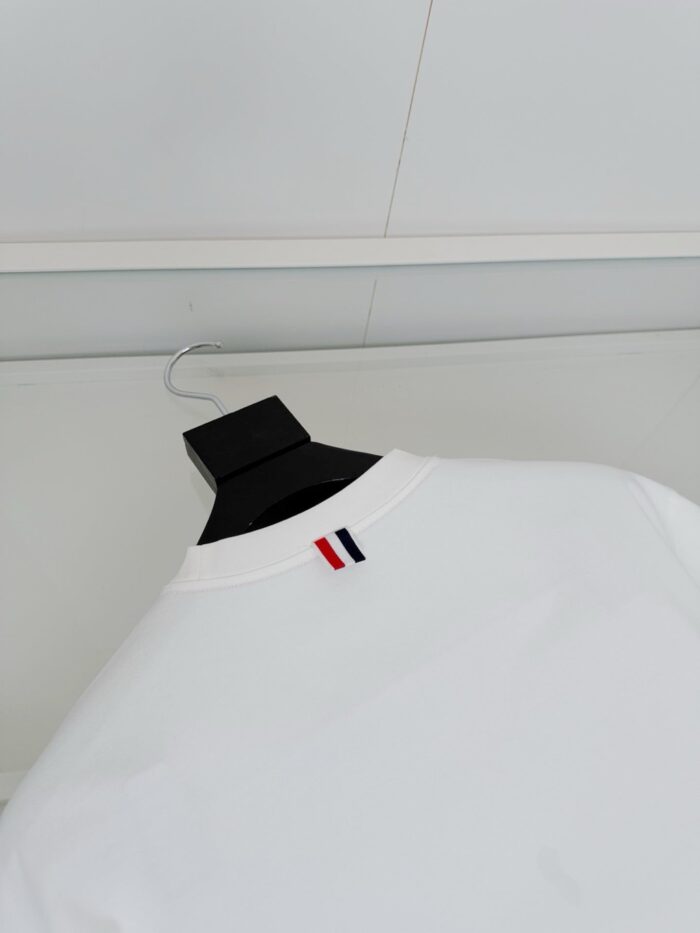 T-shirt bianca elegante con logo tricolore, stile minimalista e design versatile.