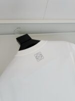 Maglietta bianca semplice con logo ricamato sottile, stile casual e raffinato, perfetta per ogni occasione.