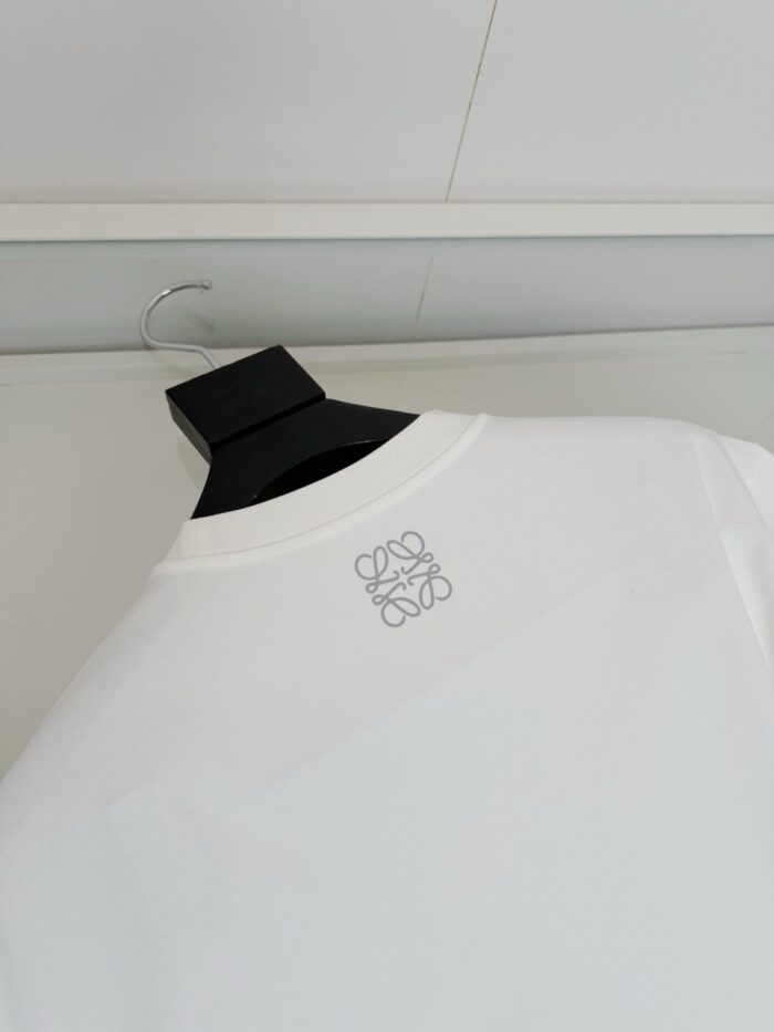 Maglietta bianca semplice con logo ricamato sottile, stile casual e raffinato, perfetta per ogni occasione.
