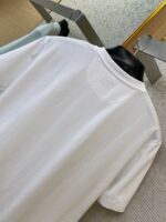 Maglietta bianca classica sul manichino, stile minimalista per look casual ed elegante.