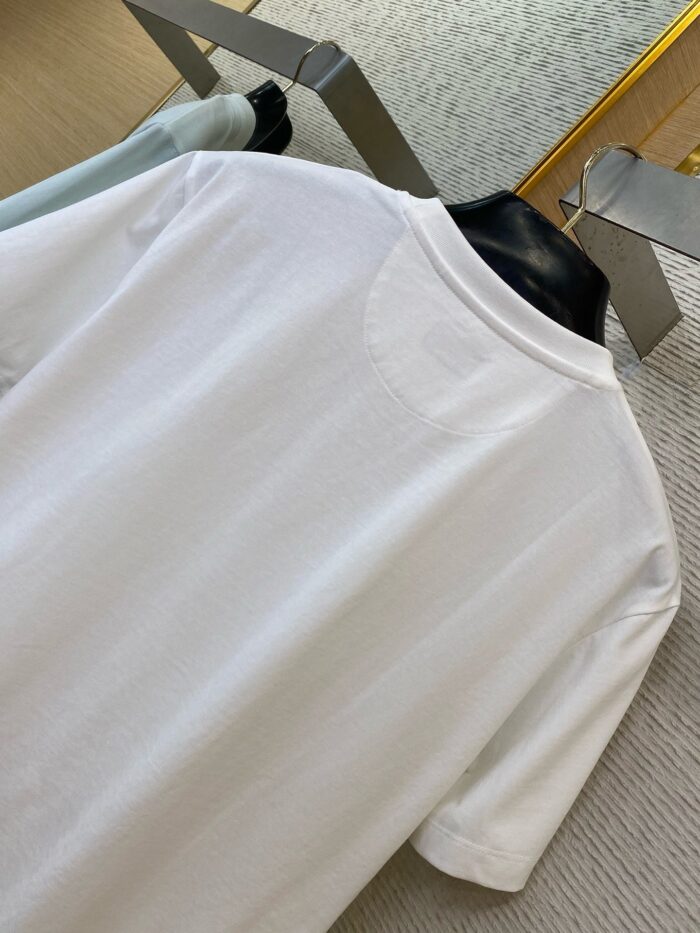 Maglietta bianca classica sul manichino, stile minimalista per look casual ed elegante.