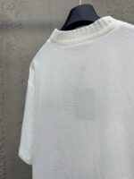 T-shirt bianca casual con dettaglio logo sul retro, morbida e comoda, stile minimalista.