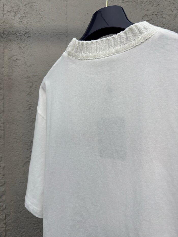 T-shirt bianca casual con dettaglio logo sul retro, morbida e comoda, stile minimalista.