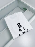 T-shirt bianco semplice con stampa BALANCE in stile minimalista e moderno.