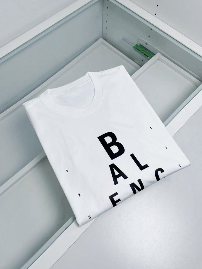 T-shirt bianco semplice con stampa BALANCE in stile minimalista e moderno.