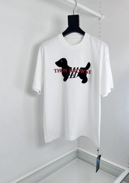 Maglietta bianca con cane, graffi neri e testo rosso stile streetwear.