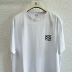 T-shirt bianca casual con piccolo logo nero, semplice ed elegante, ideale per ogni occasione.