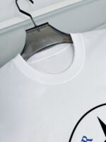 Maglietta bianca classica con collo rotondo e design minimalista, versatile e semplice per ogni stile.