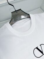 T-shirt bianca con logo nero, collo a costine, stile minimalista e moderno.