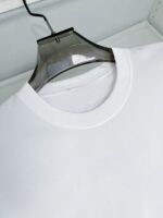 Maglietta bianca a girocollo, semplice ed elegante, ideale per ogni occasione casualo-formale.