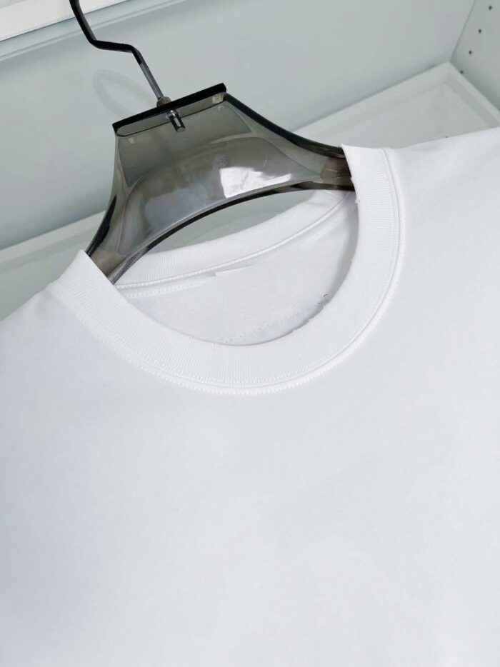 Maglietta bianca a girocollo, semplice ed elegante, ideale per ogni occasione casualo-formale.