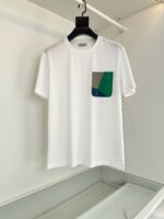 Maglietta bianca basic con tasca colorata moderna, stile casual e versatile.
