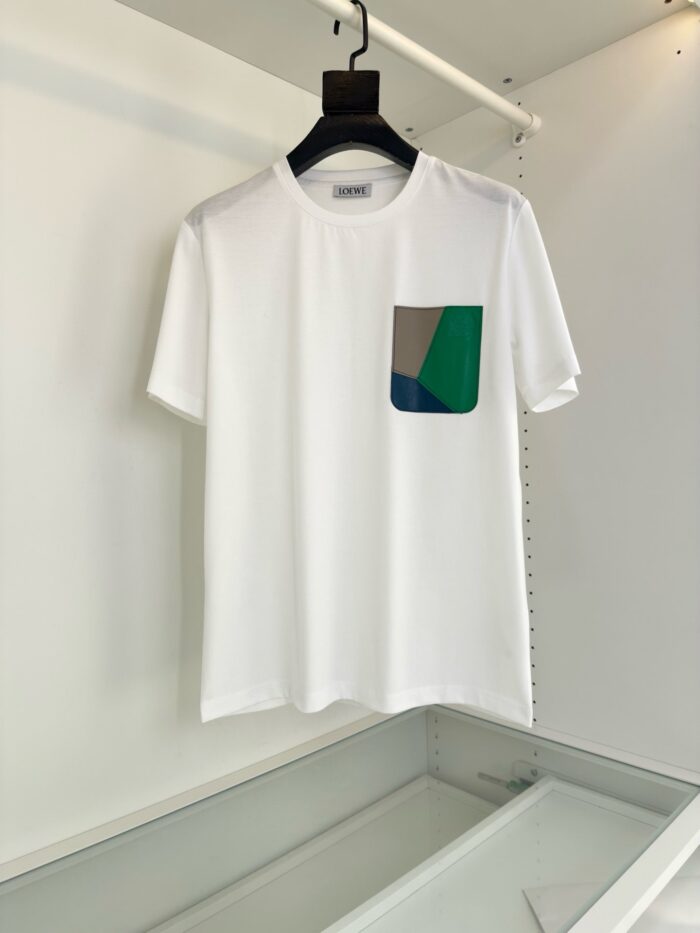 Maglietta bianca basic con tasca colorata moderna, stile casual e versatile.
