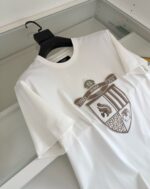 T-shirt bianca oversize con emblema lion, stile casual elegante, perfetta per ogni look.