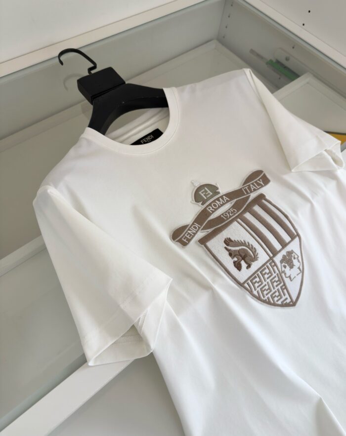 T-shirt bianca oversize con emblema lion, stile casual elegante, perfetta per ogni look.