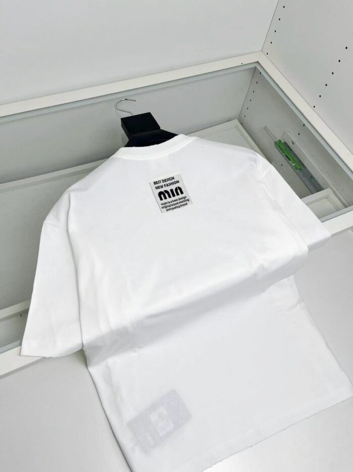 Maglietta bianca minimalista con logo min sul retro, stile casual e moderno.