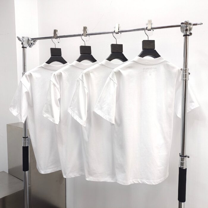 Esposizione minimalista di magliette bianche su attrezzatura moderna in boutique.