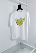 T-shirt bianco con grafica di mani verdi e blu, stile moderno e casual.