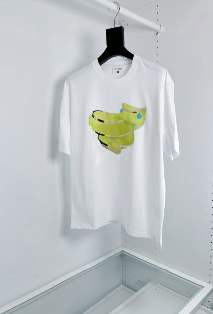 T-shirt bianco con grafica di mani verdi e blu, stile moderno e casual.