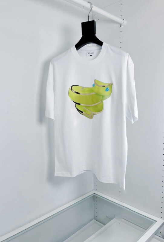 T-shirt bianco con grafica di mani verdi e blu, stile moderno e casual.