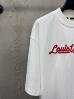 T-shirt bianca con ricamo Louis rosso, stile casual e moderno.