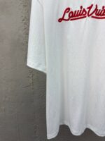 T-shirt bianca Louis Vuitton con logo rosso, casual e versatile, stile minimalista di marca lusso.
