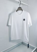 T-shirt bianca classica con logo ricamato, stile casual, versatile, e design minimalista.