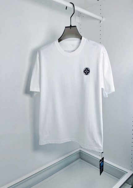 T-shirt bianca classica con logo ricamato, stile casual, versatile, e design minimalista.