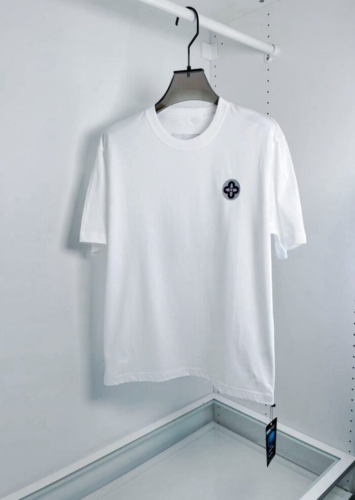 T-shirt bianca classica con logo ricamato, stile casual, versatile, e design minimalista.